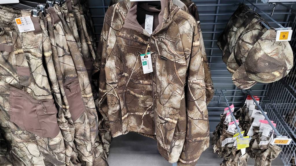 Gesamtansicht einer Jagdjacke für Damen im Test, die im Camouflage-Design an einem Verkaufsregal hängt.