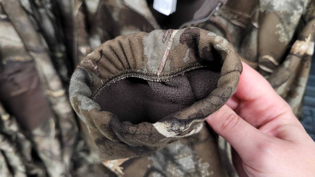 Die Detailansicht des Armbündchens einer getesteten Damen-Jagdjacke im Camouflage-Design.