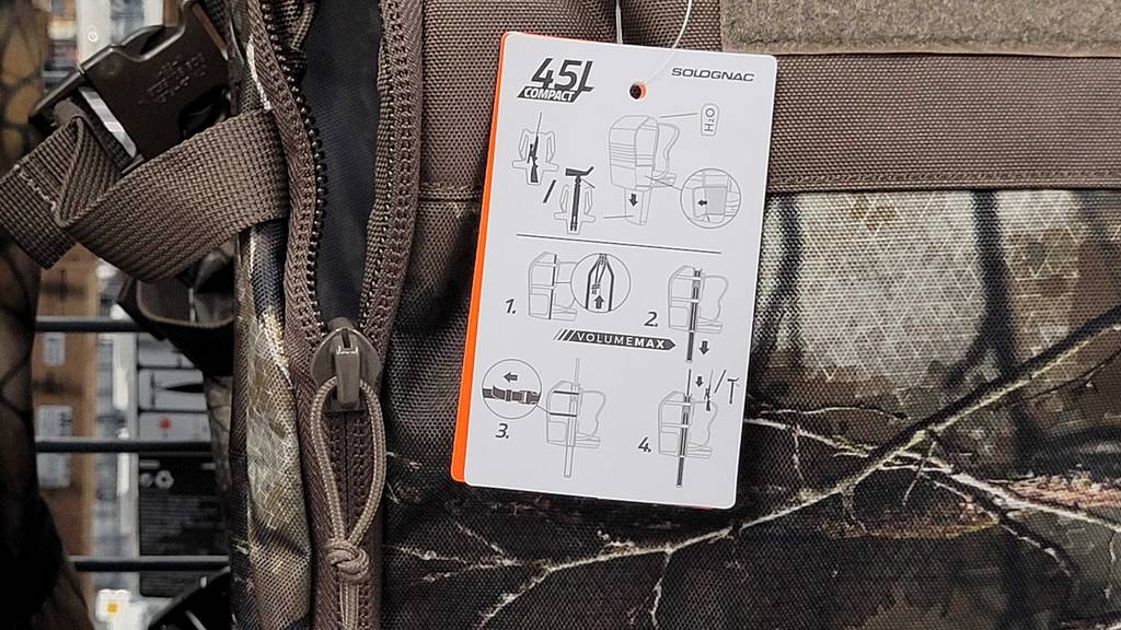 Rucksack mit 45 Liter-Test: Auf dem Etikett sind bebilderte Informationen.