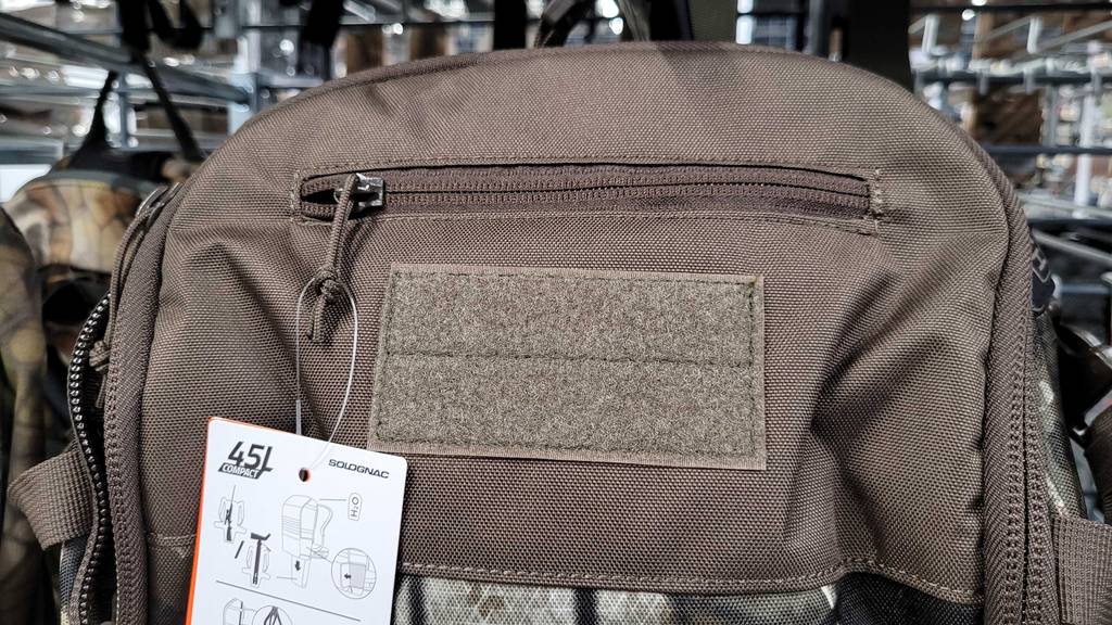 Detailansicht einer Reißverschlusstasche von einem Rucksack mit 45 Liter im Test.