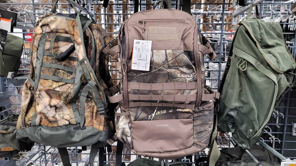 Ein Rucksack mit 45 Liter hängt zum testen zwischen zwei weiteren.