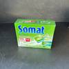 Der Karton der Somat All-in-1 Pro Nature Spülmaschinentabs steht auf einer Küchenarbeitsplatte