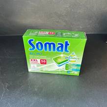 Der Karton der Somat All-in-1 Pro Nature Spülmaschinentabs steht auf einer Küchenarbeitsplatte