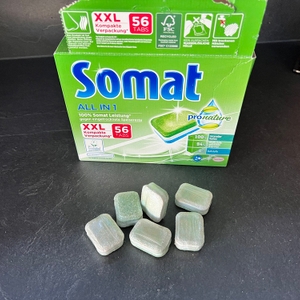 Sechs Spülmaschinentabs Somat All-in-1 Pro Nature liegen vor ihrer Packung
