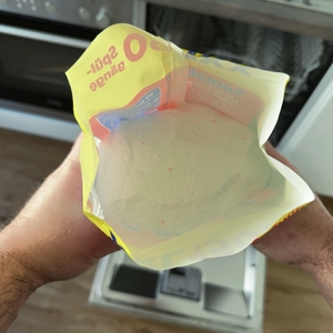 Die geöffnete Verpackung des Somat-Spülmaschinenpulvers wird von oben gezeigt.