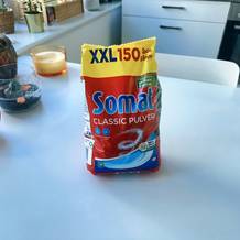 Das Spülmaschinenpulver der Marke Somat steht auf einem Tisch.