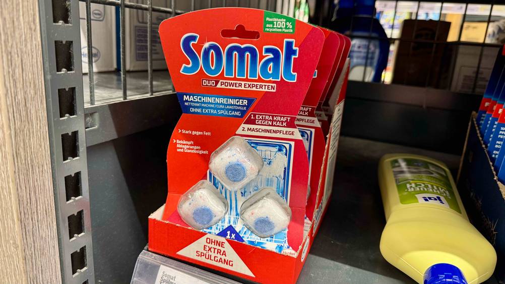Mehrere Packungen der getesteten Somat-Tabs in einem Verkaufsregal.