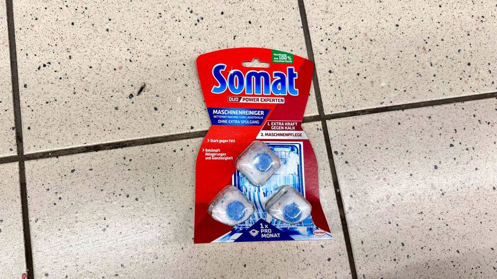 Auf einem Fließenboden liegen die Somat-Tabs im Test.