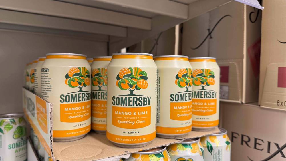 Mehrere Dosen des Somersby-Ciders im Test in einem Verkaufsregal.