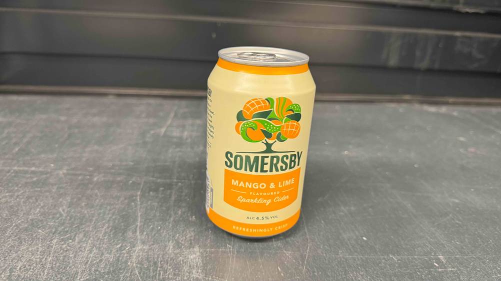 Eine Dose des getesteten Somersby-Ciders auf einer grauen Fläche stehend.