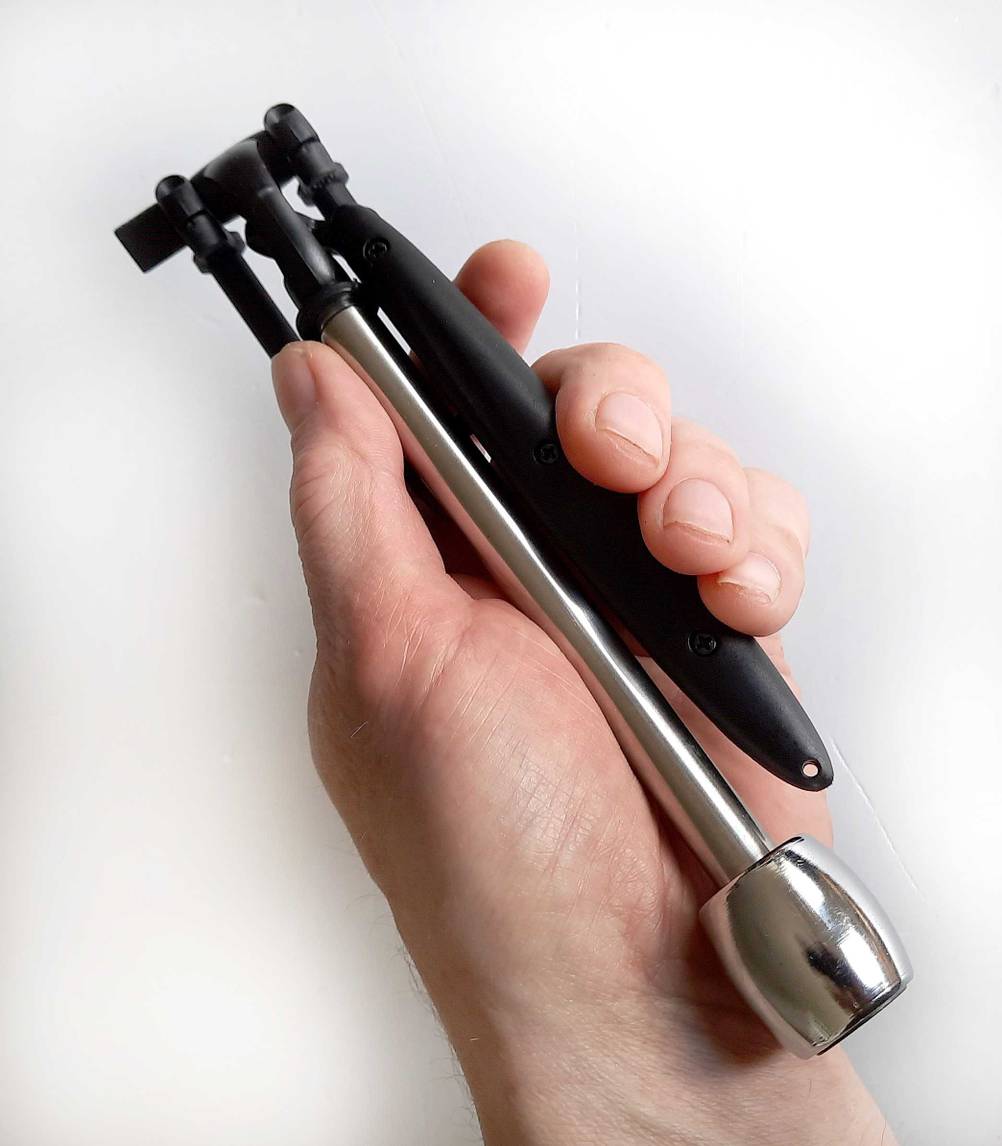 Im Test: Eine Hand hält ein zusammengeklapptes Schwebestativ.