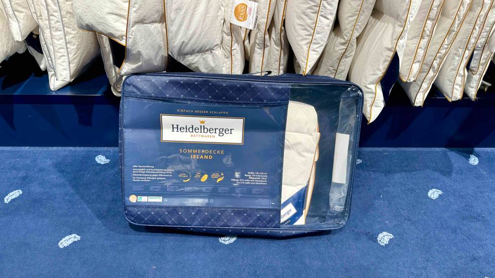 Sommer-Daunendecke getestet: Vorderseite der Originalverpackung auf einem blauen Teppich.