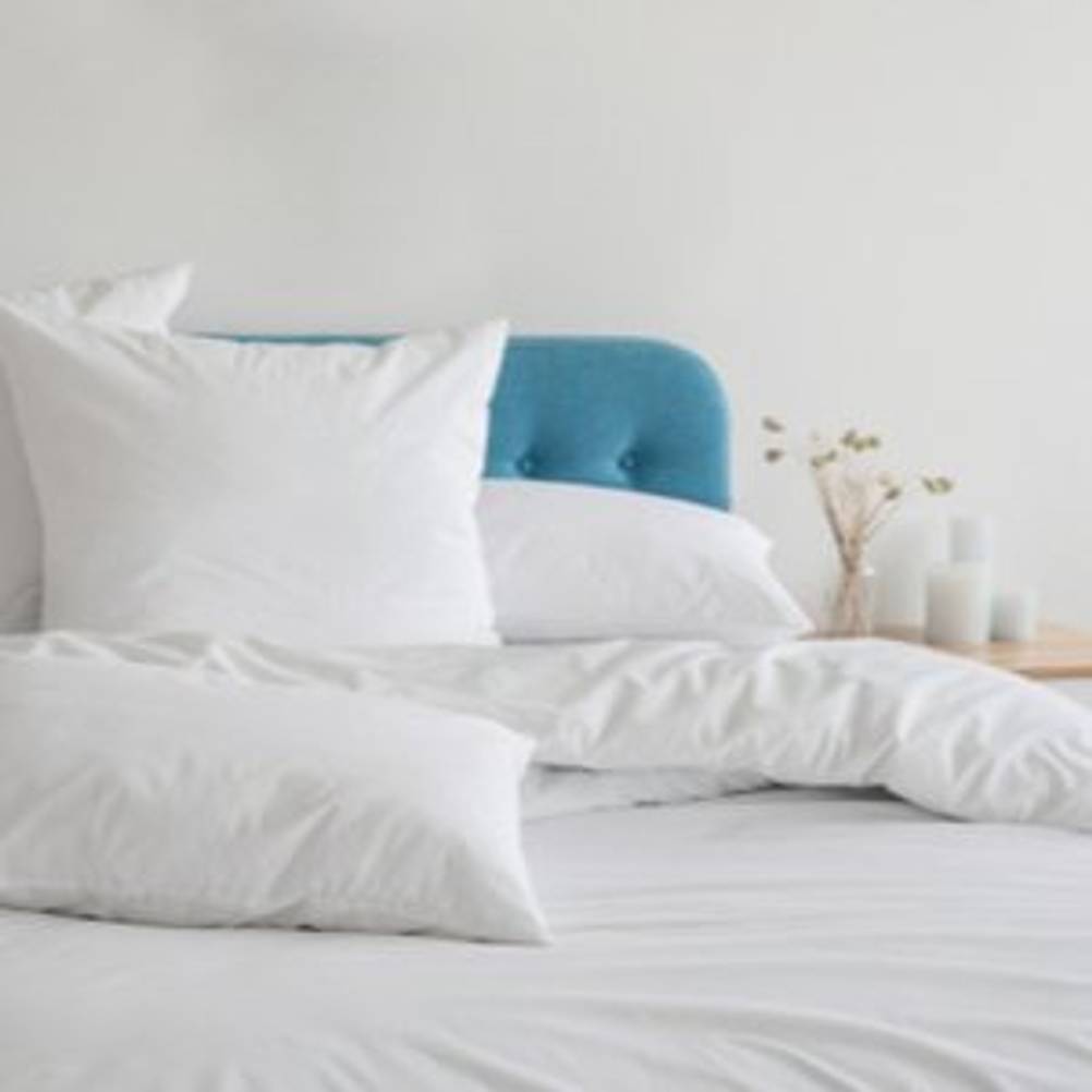 bett mit sommer-daunendecke