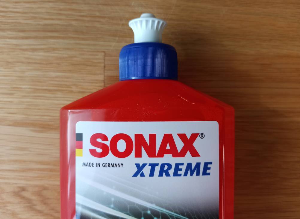 Close-up auf eine Packung Autoshampoo mit Druckverschluss 