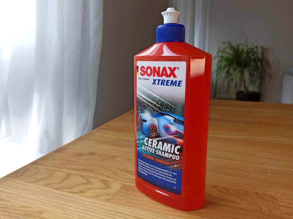 Autoshampoo in einer roten Packung auf einem Holztisch