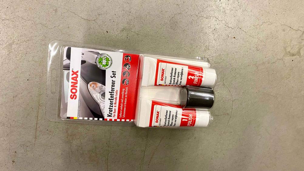 Im Test: Ein Auto-Kratzer-Entferner Set von oben in originalverpackung auf einem Betonboden.