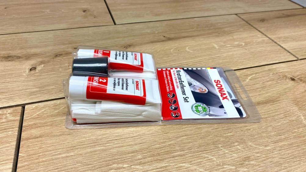 Auto-Kratzer-Entferner Set getestet: Ein originalverpacktes Set von der Seite auf einem Holzboden liegend.
