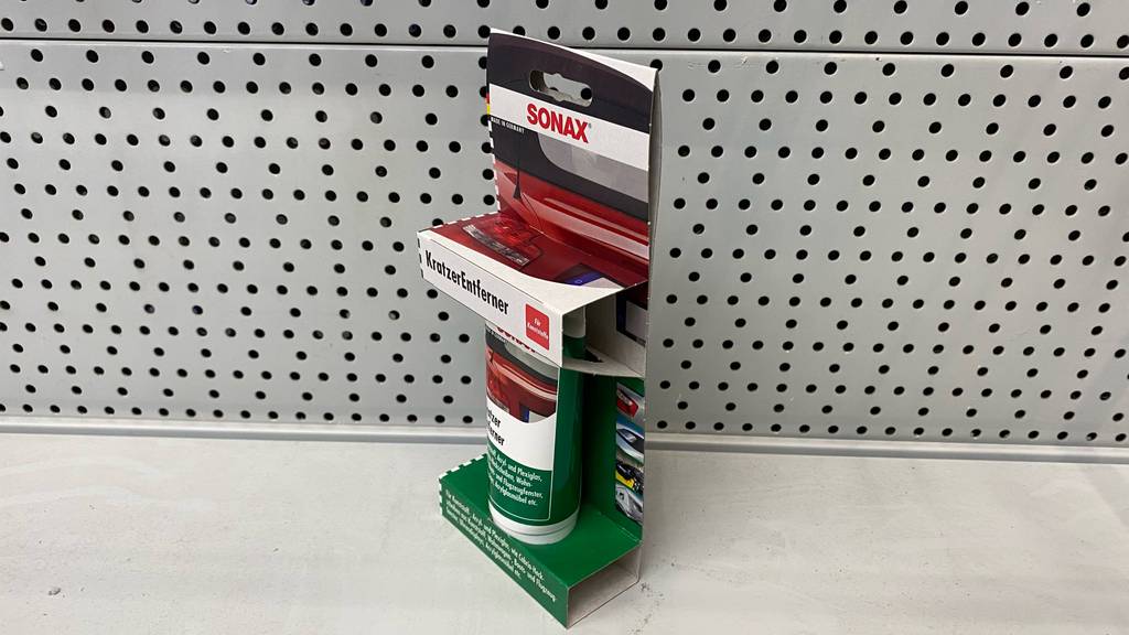 Auto-Kratzer-Entferner-Test: eine Ausführung von Sonax steht in seiner Verpackung auf einem Regal.