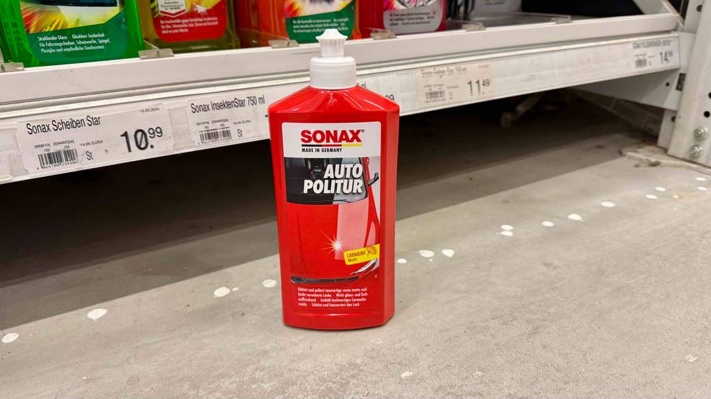 Sonax-Politur-Test: Eine Flasche steht vor einem Verkaufsregal.