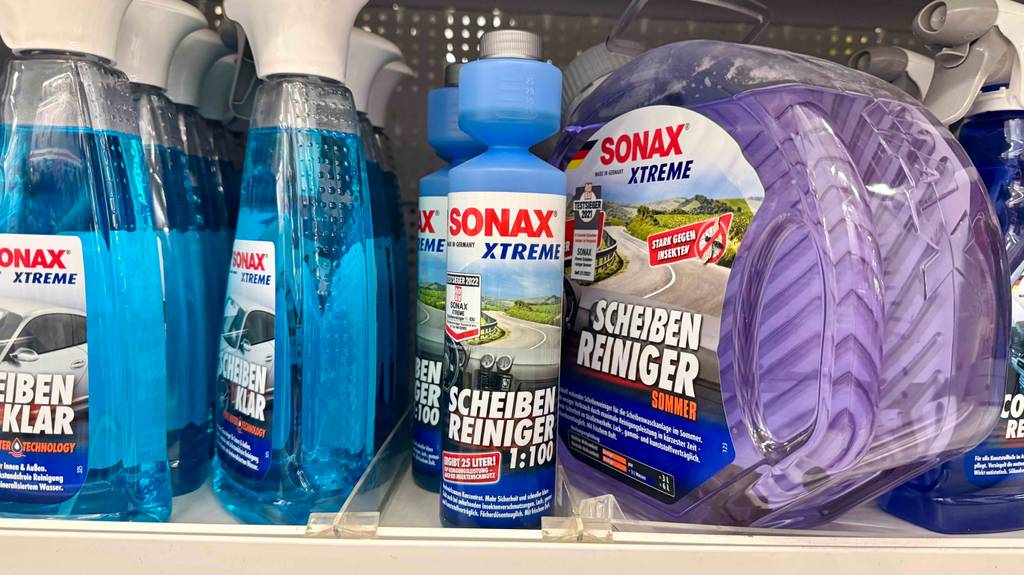 Im Test: Scheibenreiniger-Konzentrat in der Flasche der Marke Sonax steht neben weiteren Reinigern in einem Verkaufsregal.