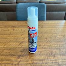 Der Sonax XTREME Polsterreiniger steht auf einem Tisch