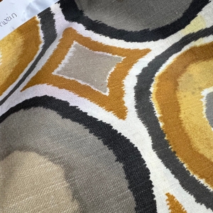 Ein Rotweinfleck auf einem Kissenbezug.