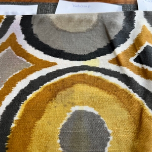 Ein Ketchupfleck auf einem Kissenbezug.