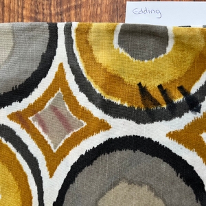 Drei Eddingstriche auf einem Kissenbezug.