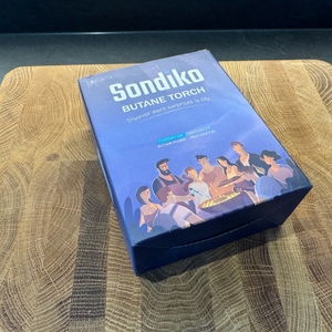 Der Karton des Sondiko-Küchenbrenner S400 liegt auf einer Arbeitsplatte