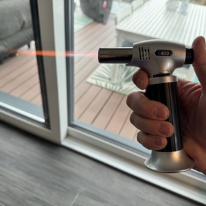 Eine Hand erzeugt mit dem Sondiko-Küchenbrenner S400 eine Flamme