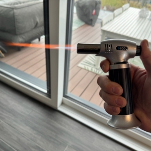 Ein Hand erzeugt mit dem Sondiko-Küchenbrenner S400 eine starke Flamme