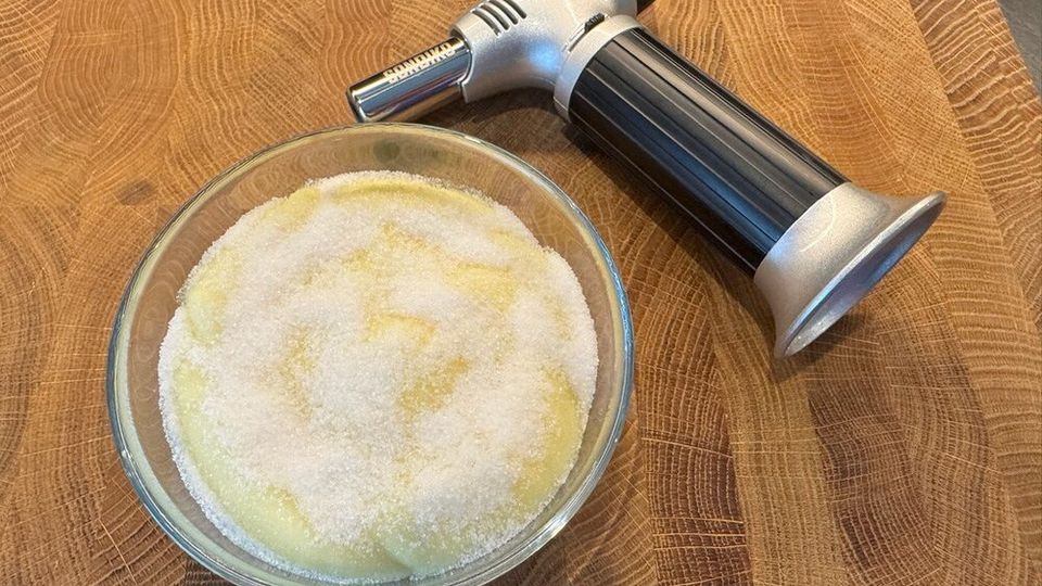 Der Sondiko-Küchenbrenner S400 liegt neben einer Schale Pudding und Zucker