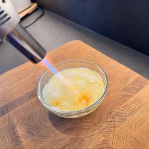 Mit dem Sondiko-Küchenbrenner S400 wird Zucker flambiert