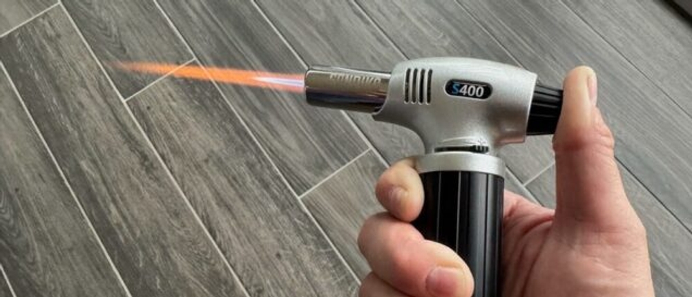 Eine Hand hält den Sondiko-Küchenbrenner S400 während er eine Flamme erzeugt