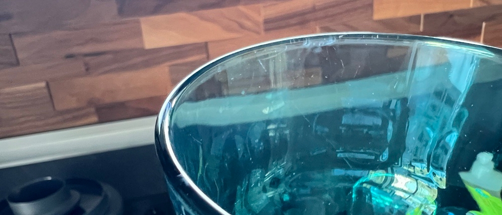 Das Glas in Nahaufnahme vor einer braunen Wand