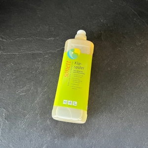 Der Sonett-Klarspüler liegt auf einer Küchenarbeitsplatte