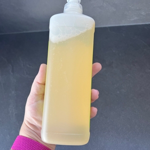 Eine Hand hält den Sonett-Klarspüler fest