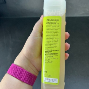 Eine Hand hält den Sonett-Klarspüler so, dass das Etikett zu lesen ist