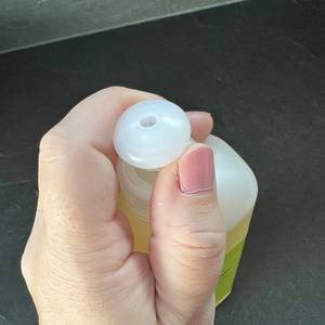 Eine Hand öffnet den Verschluss am Sonett-Klarspüler