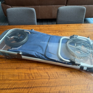 Der Songmics KST02GY liegt eingepackt auf einem Tisch.