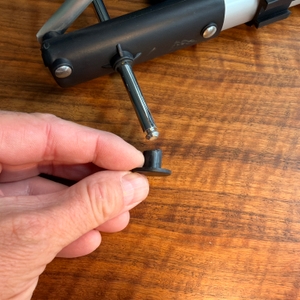 Eine kleine Kappe wird auf die Reifenachse des Songmics KST02GY geschoben.