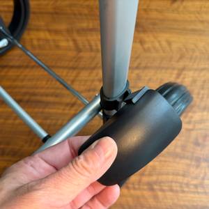 Eine Hand befestigt einen Schutz der Reifen vom Songmics KST02GY.