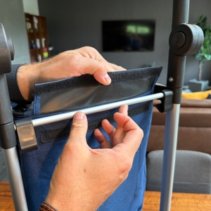 Eine Hand befestigt den Beutel des Songmics KST02GY.