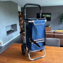 Der Songmics KST02GY steht auf einem Holztisch.