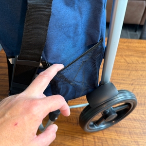 Eine Tasche an der Außenseite des Songmics KST02GY.