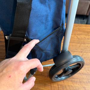 Eine Tasche an der Außenseite des Songmics KST02GY.