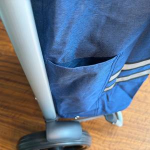 Ein Seitenfach an der Außenseite des Songmics KST02GY.