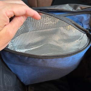 Eine Kühltasche im Innenraum des Songmics KST02GY.