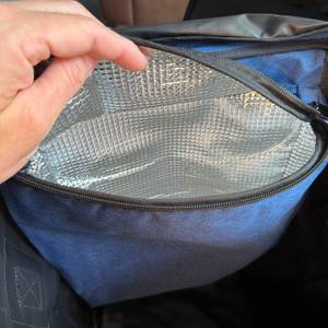 Eine Kühltasche im Innenraum des Songmics KST02GY.