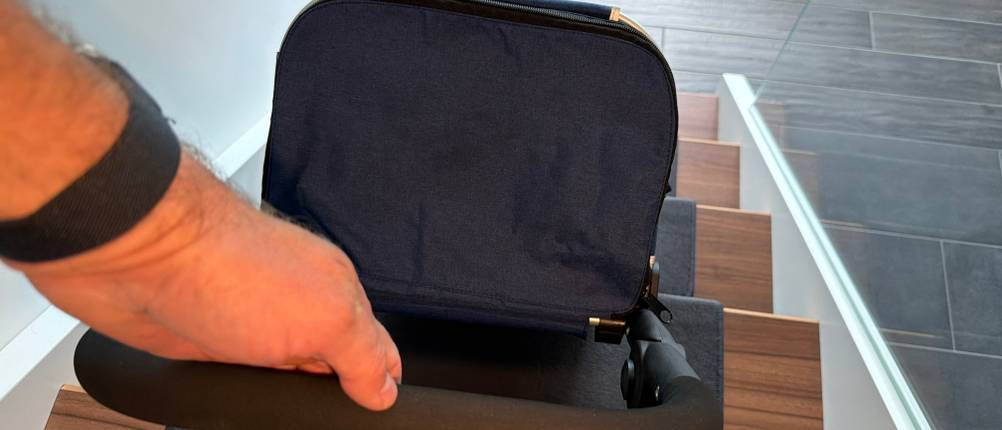 Der Songmics KST02GY wird auf einer Treppe gezogen.